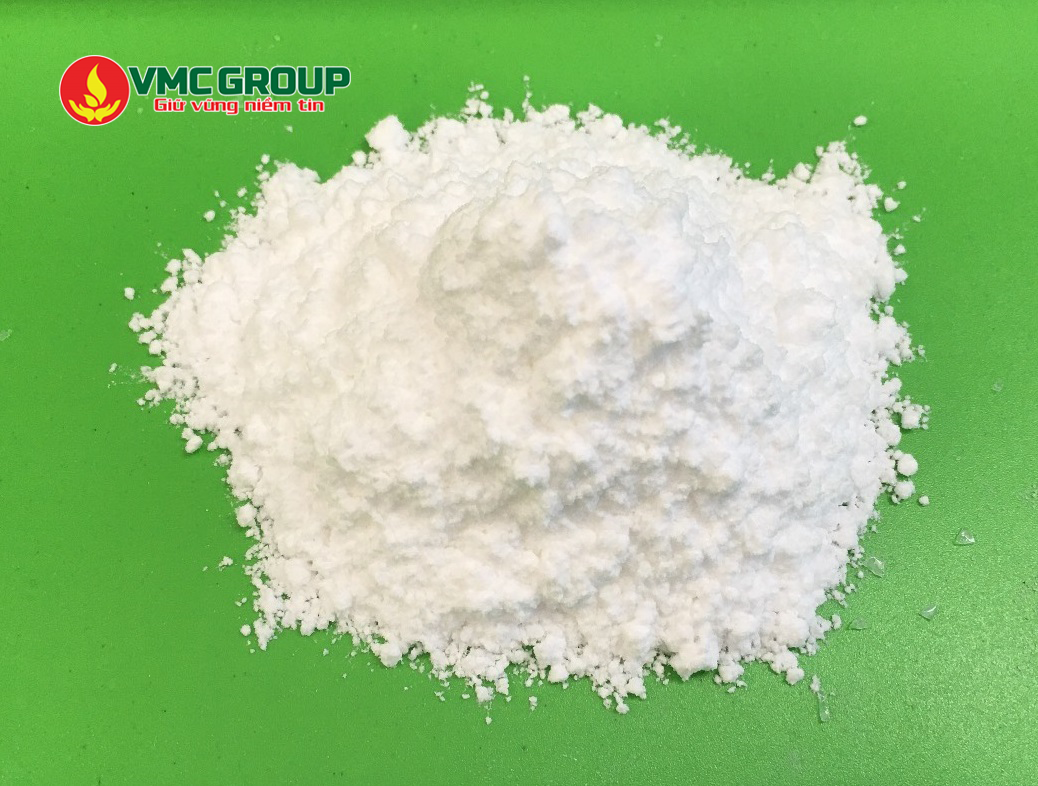 Calcium sulfate có dạng bột, màu trắng
