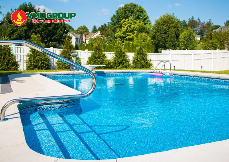 Chlorine là hóa chất phổ biến trong làm sạch, khử trùng cho bể bơi