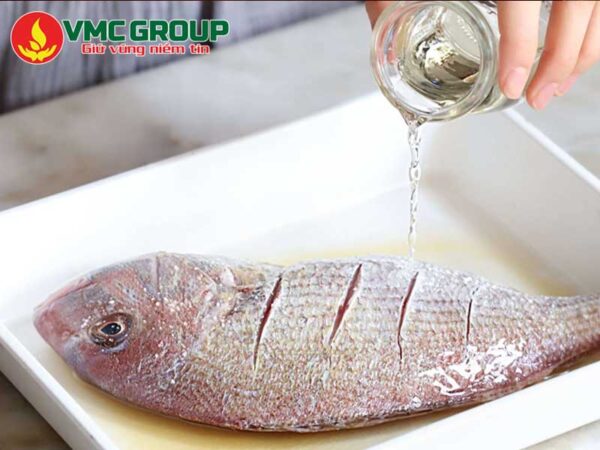 Sử dụng cồn để khử mùi tanh của cá