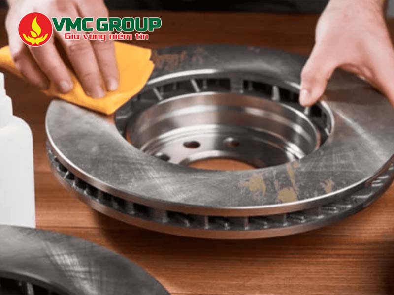 Acid HCl có ứng dụng trong tẩy rỉ sét và làm sạch kim loại