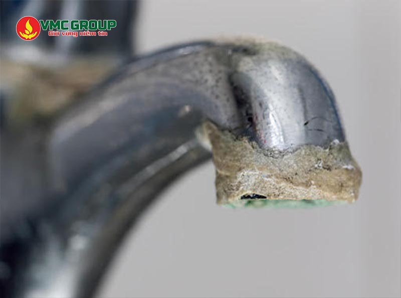 Nước cứng gây đóng cặn trên thiết bị chứa nước