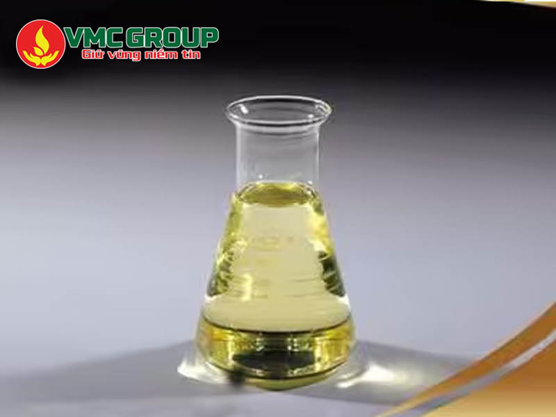 Oxonia Active có dạng lỏng màu vàng