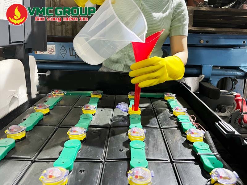 Nước cất 1 lần thường dùng để châm bình ác quy